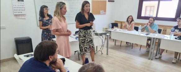 María de la Paz Fernández ha dado la bienvenida a los alumnos junto con la nueva edil de Empleo, Alicia López. // CharryTV