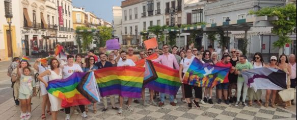 Los asistentes al manifiesto de Serranía Diverxa en la plaza del Socorro // Laura Caballero