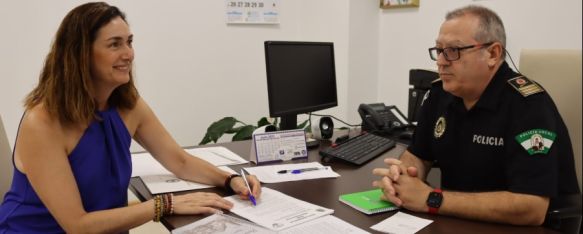 Cristina Durán con Miguel Aranda, en las instalaciones de la Policía Local de Ronda.  // CharryTV