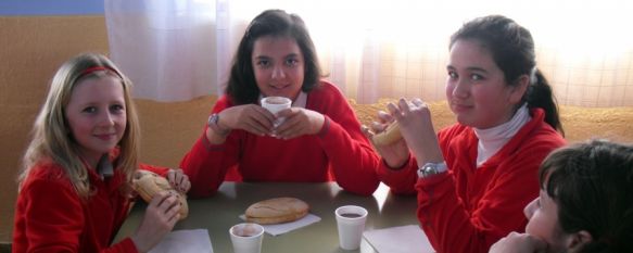 El Colegio Fernando de los Ríos conmemora el 28-F con un desayuno andaluz, Ha sido elaborado con productos ecológicos aportados por el CEDER Serranía de Ronda, 24 Feb 2012 - 16:27