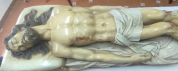 El Santo Entierro restaurará el Cristo Yacente ante la aparición de grietas, La Hermandad quiere evitar que se agraven, por lo que acude a la profesional Sheila Criado, que tiene su taller en Castilleja de la Cuesta, 03 Jul 2023 - 10:44