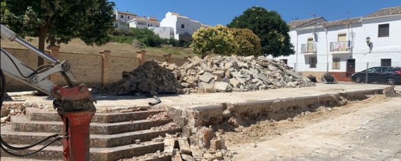 Vista de la zona que han visitado este lunes la alcaldesa, María de la Paz Fernández; y la edil de Obras, Concha Muñoz. // CharryTV