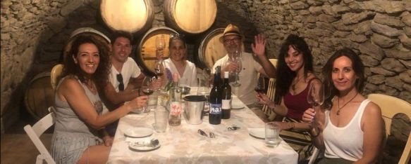 Martin Kieninger, tercero por la derecha en esta fotografía de una cata con visitantes realizada en las instalaciones de su bodega. // Bodegas Kieninger Martin Kieninger, tercero por la derecha en esta fotografía de una cata con visitantes realizada en las instalaciones de su bodega. // Bodegas Kieninger