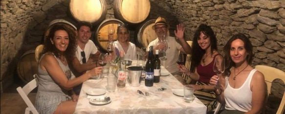 Martin Kieninger, tercero por la derecha en esta fotografía de una cata con visitantes realizada en las instalaciones de su bodega.  // Bodegas Kieninger 