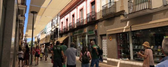  El Ayuntamiento instala los toldos en la calle de la Bola, El retraso este verano se debe a la licitación del mantenimiento, que no estaba contratado y que costará 120.000 euros al año, 06 Jul 2023 - 10:36