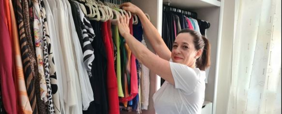 María del Carmen Martínez, en el vestidor que ha organizado al ser contratada por una clienta. // CharryTV