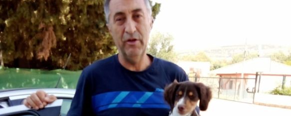 Conde, con la perrita Bretona Luna, que fue encontrada en la pedanía de La Indiana // CharryTV