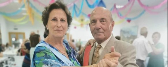 Mercedes Orozco y Emilio Mejías durante el baile en el Centro de Mayores de Ronda. // CharryTV