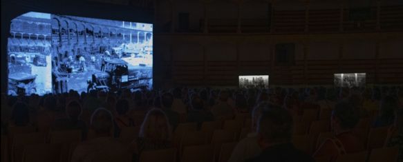 Un momento de la proyección que se llevó a cabo en una pantalla de 15 metros en la plaza. // CharryTV