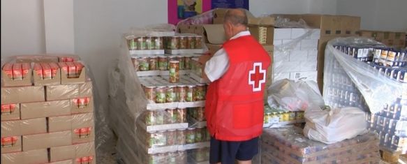 Un voluntario de Cruz Roja junto a los alimentos que se han repartido.  // CharryTV