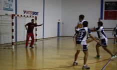 Jesús Ballesteros intenta batir al meta del Balonmano Gades. // CharryTV