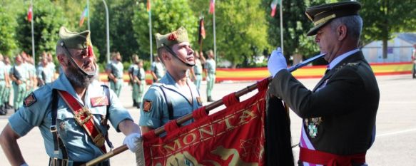 El teniente general Melero, imponiendo al guion del Grupo de Caballería la corbata de la Operación Balmis // Manolo Guerrero