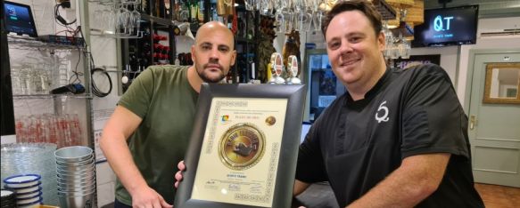 Francisco y José Luis Pascual, en Quinto Tramo, muestran el Premio.  // CharryTV