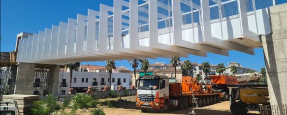 La pasarela peatonal sobre las vías del tren en El Fuerte, al 70% de su ejecución, Colocan la infraestructura que ha supuesto una inversión de alrededor de un millón y que permitirá cerrar el paso a nivel con barreras en la zona
, 28 Jul 2023 - 13:29