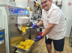 Raúl Rico, haciendo su helado de mango en su obrador en la calle La Bola.  // CharryTV