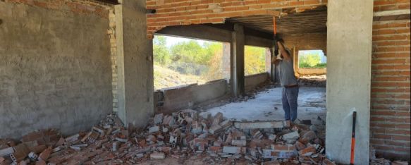 Un operario de Plaza Sistemas, tirando una de las paredes del interior del inmueble.  // CharryTV