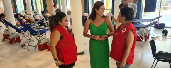 La concejala de Bienestar Social, Cristina Durán, con dos voluntarias de Cruz Roja, durante este martes en el hall del Teatro. // CharryTV