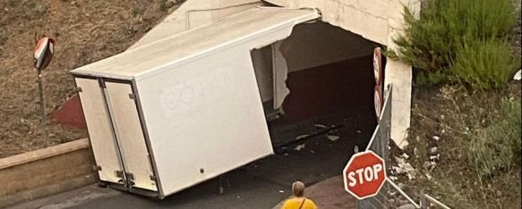 Parte de un camión frigorífico queda atrapada en el túnel del Olivar de las Monjas, El incidente ha provocado, por fortuna, solo daños materiales, 11 Aug 2023 - 11:30