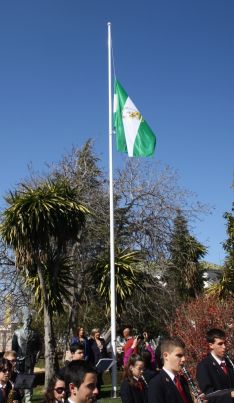 Izado de la bandera de Andalucía, sobre un nuevo mástil de doce metros de altura. // CharryTV