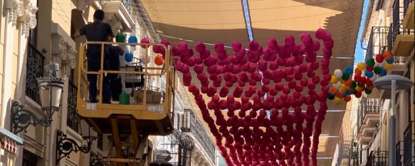  La calle La Bola comienza a vestirse de farolillos, El Ayuntamiento inicia la colocación de los elementos decorativos que anuncian la Feria y que simularán un lance torero, 17 Aug 2023 - 14:07