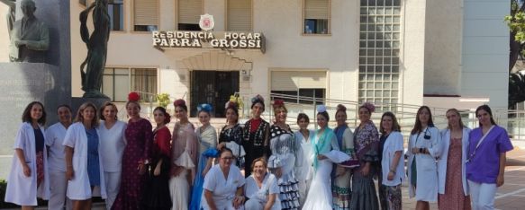 Las Damas Goyescas y su presidenta junto al personal de Parra Grossi // Laura Caballero