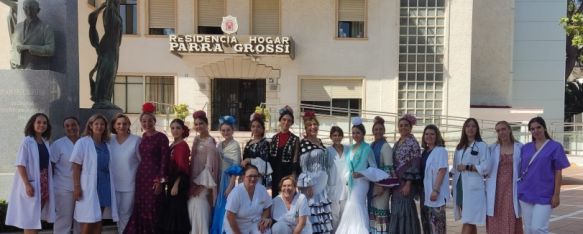 Las Damas Goyescas y su presidenta junto al personal de Parra Grossi // Laura Caballero Las Damas Goyescas y su presidenta junto al personal de Parra Grossi // Laura Caballero