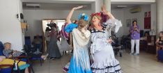 Las Damas Goyescas y su Presidenta han llevado la alegría de la Feria, bailando por sevillanas // Laura Caballero