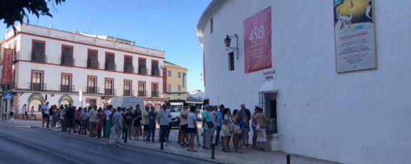 Ambiente esta mañana en la taquilla de la plaza de toros de Ronda // Nuria Gamero