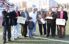 En los prolegómenos del partido la directiva rondeña homenajeó a cuatro ex jugadores del conjunto blanco. // Diego Battioli