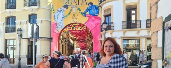 Lola Lobato, junto a la portada de la Feria del centro en una entrevista para Canal Charry Televisión. // CharryTV