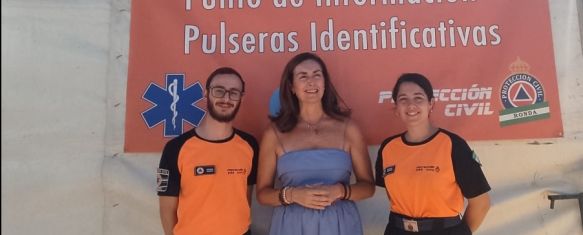 Cristina Durán junto a voluntarios de Protección Civil // Laura Caballero