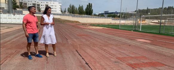 La alcaldesa, María de la Paz Fernández; y el concejal de Deportes, Bernardo Crespo, visitaron la zona. // CharryTV