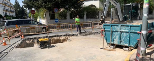 Aqualia habilita una segunda conexión a la red de agua en Ronda contra posibles averías, Realiza obras, con fondos de la Diputación, en la calle Sevilla con avenida Victoria, ya que en la actualidad solo existe una conducción para toda la ciudad en calle Dolores Ibárruri, 07 Sep 2023 - 14:46