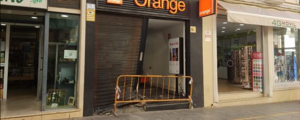Empotran un coche contra la tienda de Orange en la calle La Bola para robar móviles , La policía frustra este alunizaje y los ladrones se dan a la fuga en otro vehículo que los esperaba, 08 Sep 2023 - 15:00