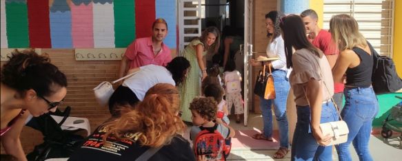 Los menores de Infantil de tres años del CEIP Vicente Espinel han sido recibidos por su profesora en el patio delantero del centro.  // Paloma González 