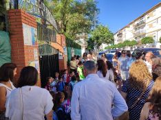 Padres y abuelos acompañan a los alumnos del CEIP Juan Carrillo en su primer día de colegio.  // Paloma González 