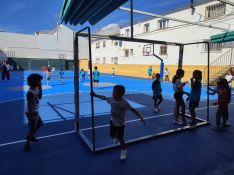 Alumnos de Primaria del CEIP Vicente Espinel juegan en el nuevo patio durante el recreo.  // Paloma González