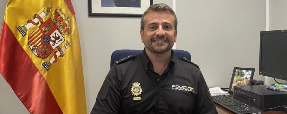 El inspector jefe Francisco Javier Cuéllar, en las instalaciones de la Comisaría provisional  // Manolo Guerrero