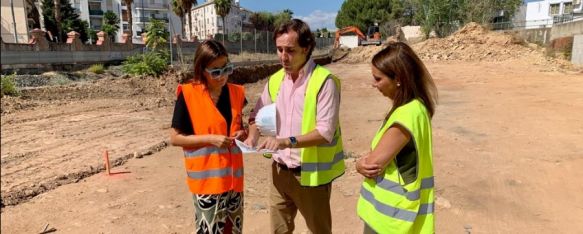 Fernández ha visitado las obras que se están realizando entre las calles Dolores Ibárruri y Guadalcobacín.  // CharryTV