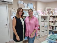 M. Paz y Alejandra conocen a muchos bebés de Ronda y la Serranía ya que Picola se ha convertido en una de las tiendas de referencia en la comarca.  // Paloma González 