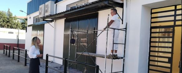 El Ayuntamiento finaliza las mejoras de la Escuela Universitaria de Enfermería Virgen de la Paz, Durante el verano se ha actuado en cuestiones de carpintería, fontanería o iluminación y ahora culminan labores de pintura de la fachada exterior, 25 Sep 2023 - 17:50