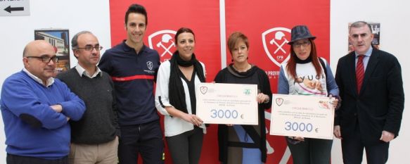 Los bomberos entregan a las asociaciones AROAL y AYUCA un cheque de 3.000 euros, Se han vendido aproximadamente 2.400 ejemplares con las fotografías de los efectivos, 02 Mar 2012 - 20:19