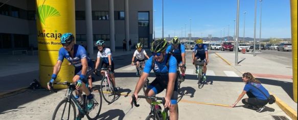 Los ciclistas han llegado al Hospital Comarcal después de mediodía // Manolo Guerrero