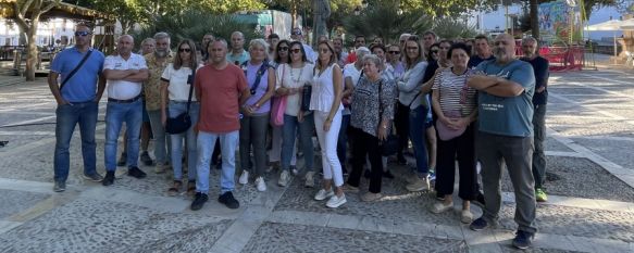 Miembros del colectivo vecinal, esta tarde en la plaza Ruedo Alameda // Manolo Guerrero