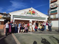 A la inauguración ha asistido la alcaldesa junto a los concejales del equipo de Gobierno, miembros de la asociación vecinal y representantes de las Hermandades de la barriada. // Paloma González