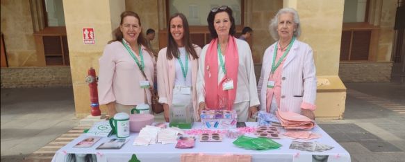 Archivo. Voluntarios de la entidad volverán a instalar mesas informativas en el marco del Día Internacional de la lucha contra el Cáncer de mama.  // Paloma González 