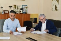 Rogelio Barragán, alcalde de Faraján y Rafael Peinado, administrador general de Gestión Profesional, firman el contrato.  // Serranía Comunicación