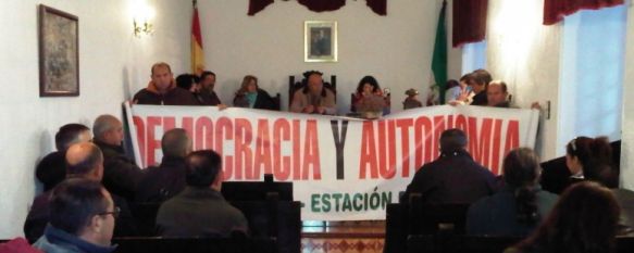 Los vecinos critican la situación de dejadez, abandono y desgobierno que está viviendo su municipio. // CharryTV Los vecinos critican la situación de dejadez, abandono y desgobierno que está viviendo su municipio. // CharryTV