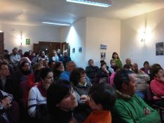 Los miembros de la plataforma vecinal llenaron el salón de plenos de Cortes de la Frontera. // CharryTV