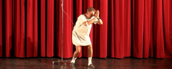 El humorista jienense pisó por primera vez las tablas del teatro rondeño el pasado viernes.  // CharryTV